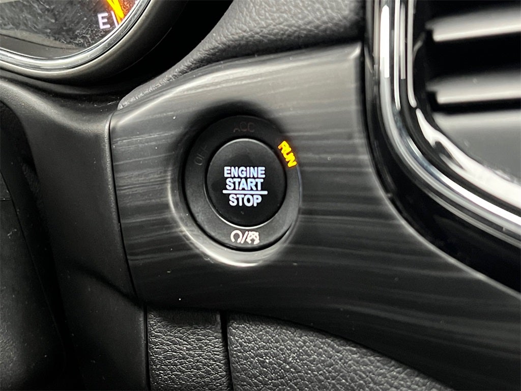 2019 Jeep Grand Cherokee Altitude 4WD / Preferred Package / New Tires / New Brakes /