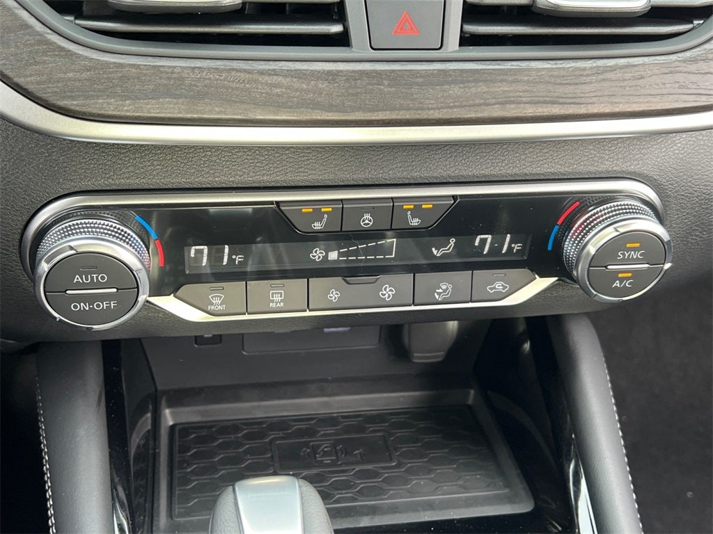 2025 Nissan Altima 2.5 SL / One Owner / Spoiler / Floor Mats Package / Ilumi