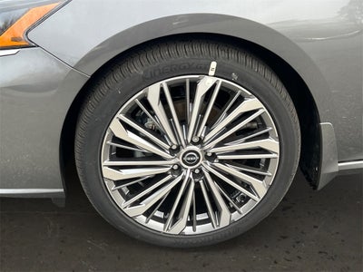 2025 Nissan Altima 2.5 SL / One Owner / Spoiler / Floor Mats Package / Ilumi