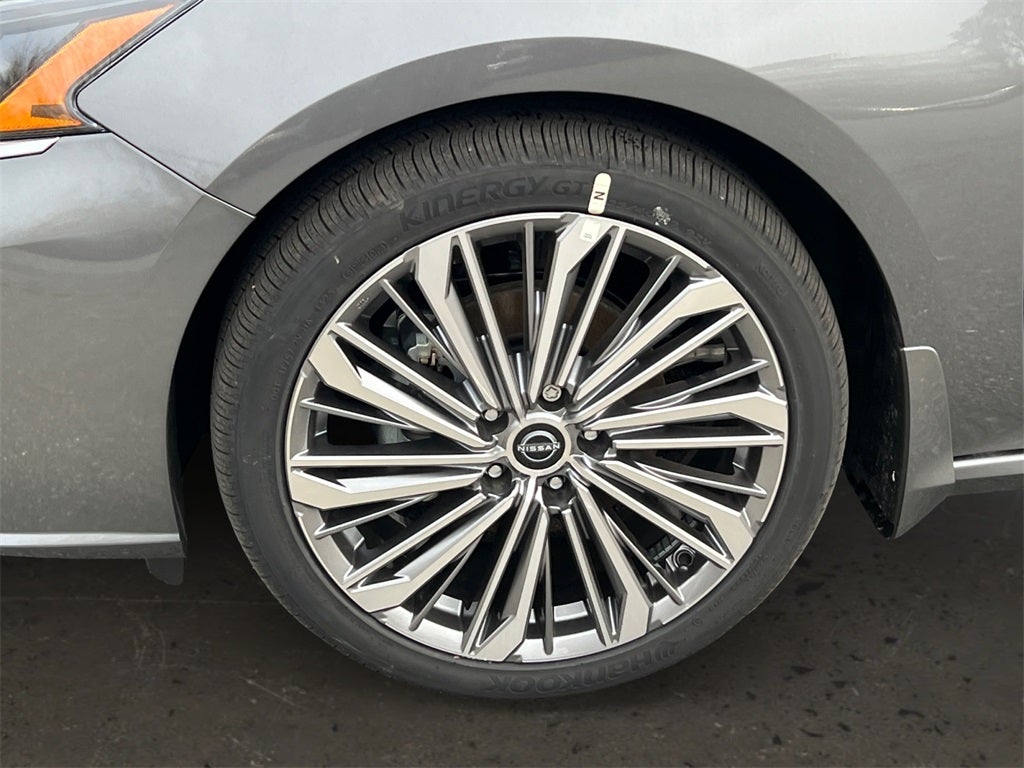 2025 Nissan Altima 2.5 SL / One Owner / Spoiler / Floor Mats Package / Ilumi