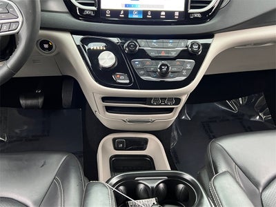 2023 Chrysler Pacifica Touring L One Owner / Preferred Package / New Tires / New B