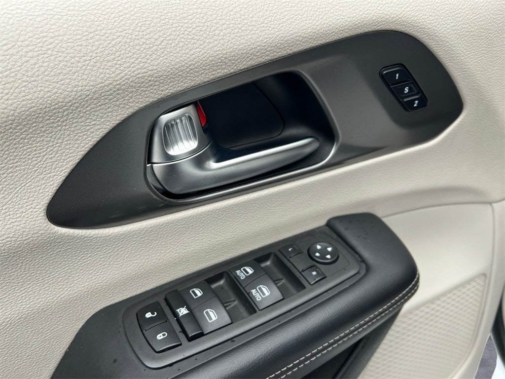 2023 Chrysler Pacifica Touring L One Owner / Preferred Package / New Tires / New B