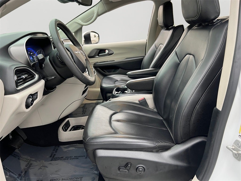 2023 Chrysler Pacifica Touring L One Owner / Preferred Package / New Tires / New B