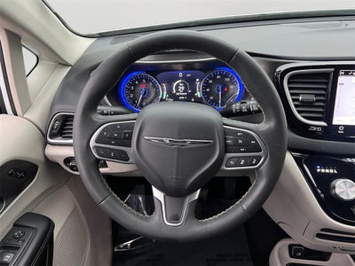 2023 Chrysler Pacifica Touring L One Owner / Preferred Package / New Tires / New B