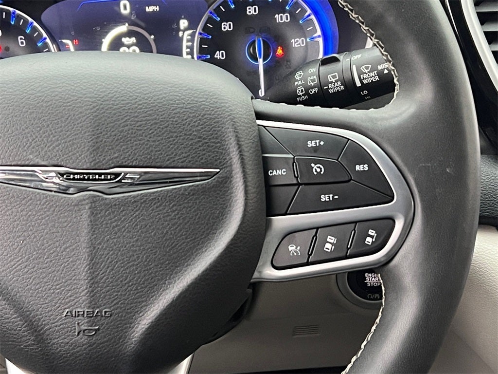 2023 Chrysler Pacifica Touring L One Owner / Preferred Package / New Tires / New B