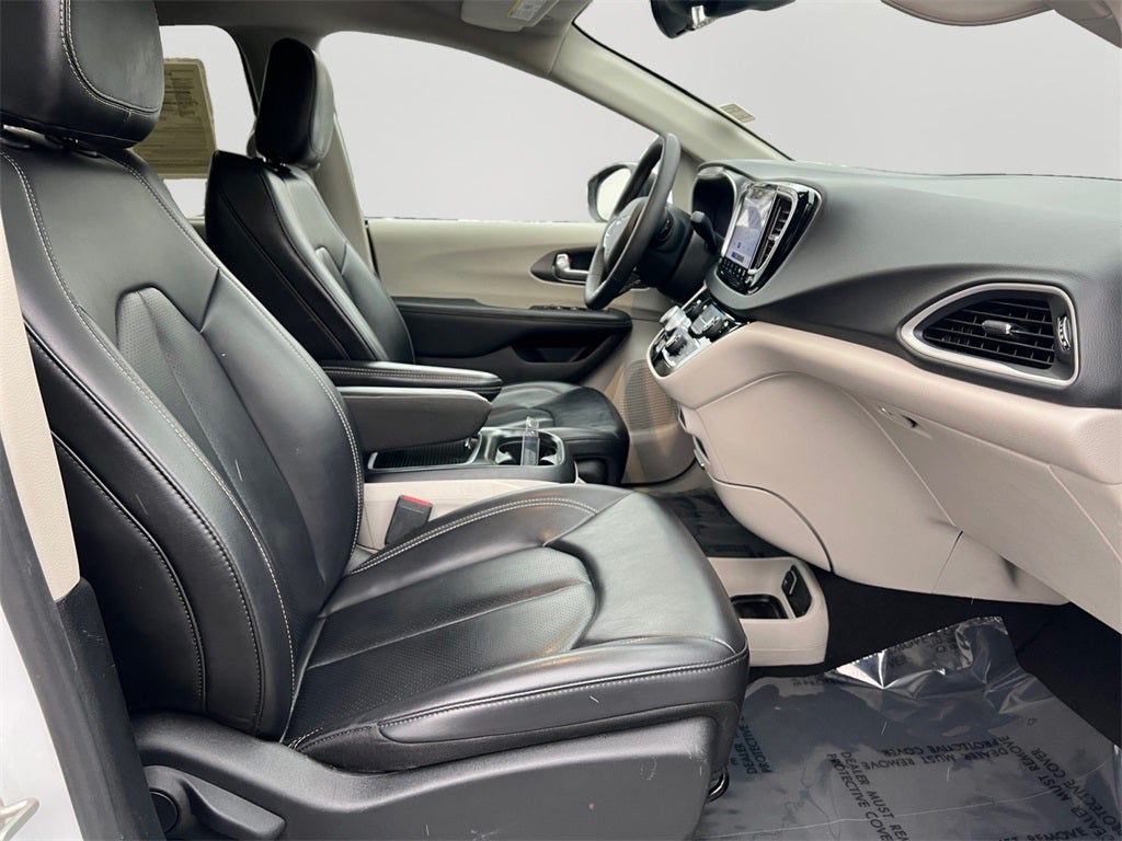 2023 Chrysler Pacifica Touring L One Owner / Preferred Package / New Tires / New B