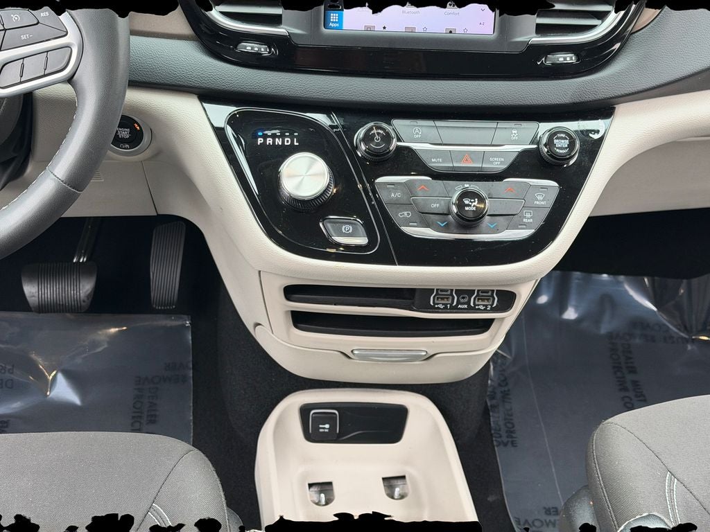 2023 Chrysler Voyager LX / One Owner /