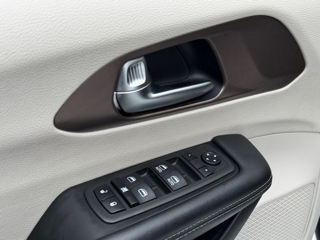 2023 Chrysler Voyager LX / One Owner /