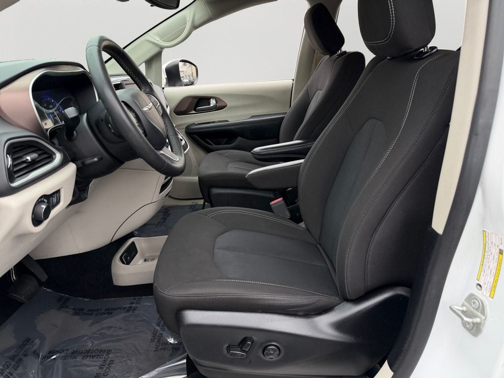 2023 Chrysler Voyager LX / One Owner /