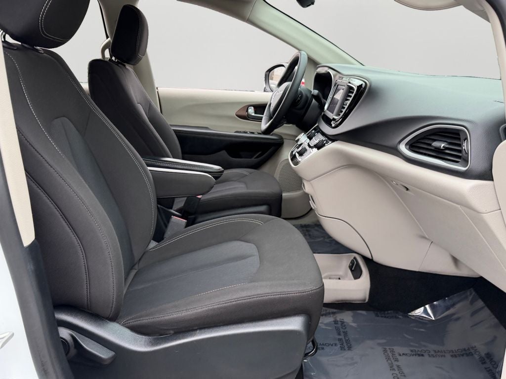 2023 Chrysler Voyager LX / One Owner /