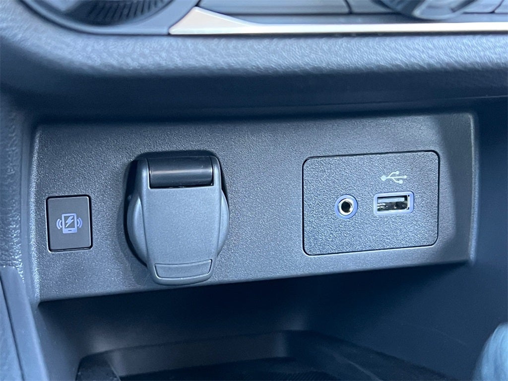 2025 Nissan Versa 1.6 SV One Owner / Splash Guards