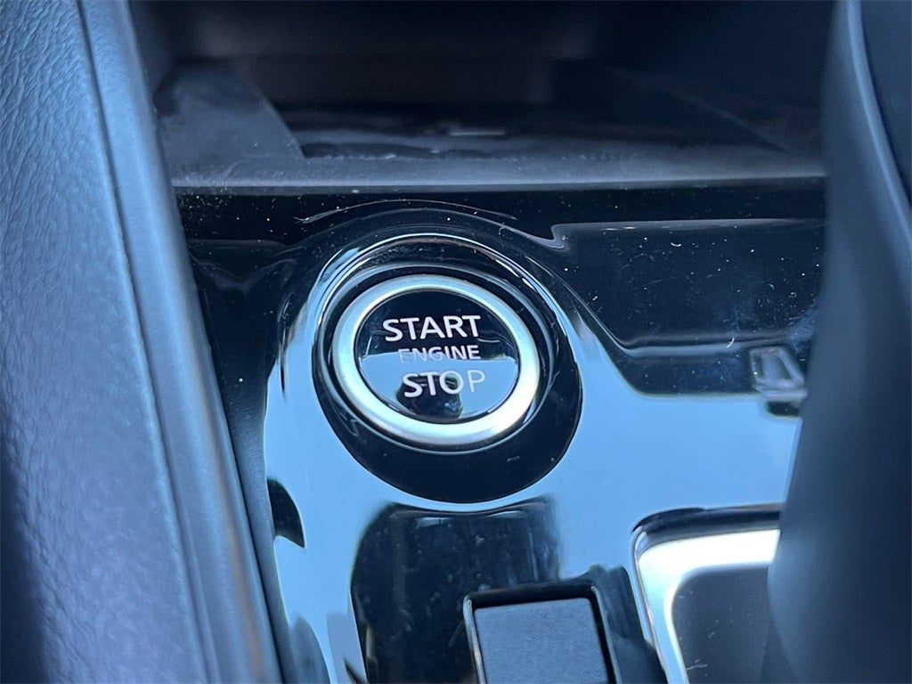 2025 Nissan Versa 1.6 SV One Owner / Splash Guards