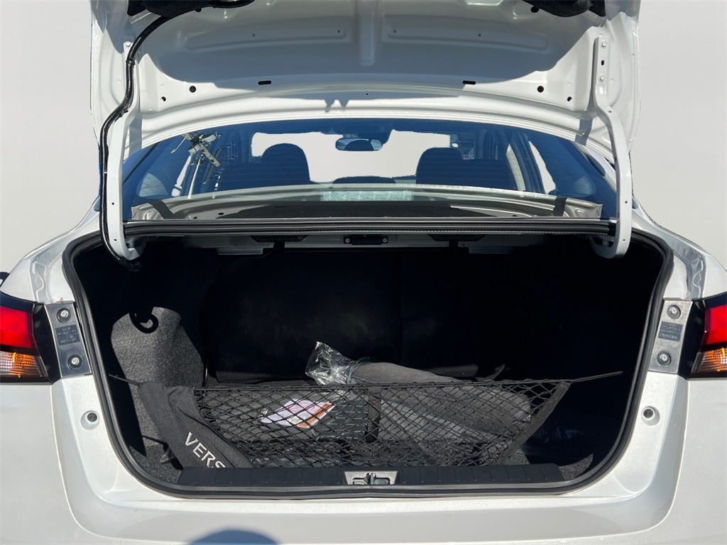 2025 Nissan Versa 1.6 SV One Owner / Splash Guards