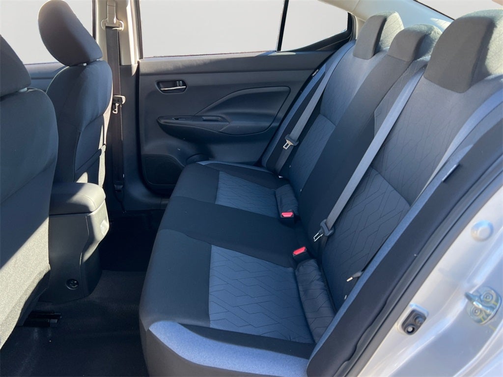 2025 Nissan Versa 1.6 SV / One Owner / Splash Guards