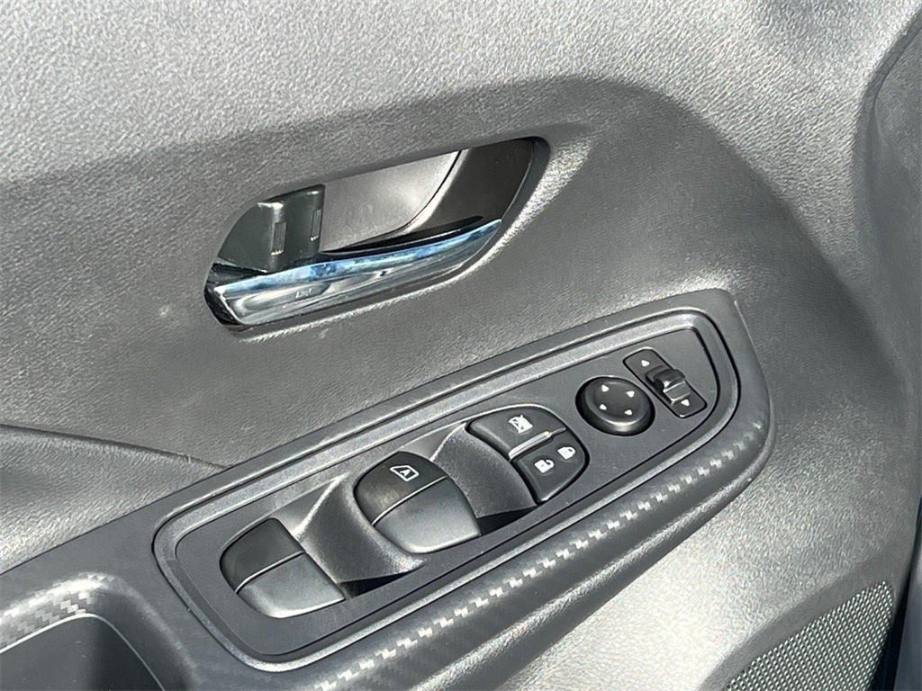 2025 Nissan Versa 1.6 SV / One Owner / Splash Guards