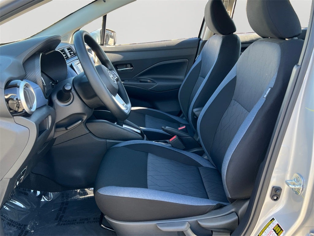 2025 Nissan Versa 1.6 SV / One Owner / Splash Guards