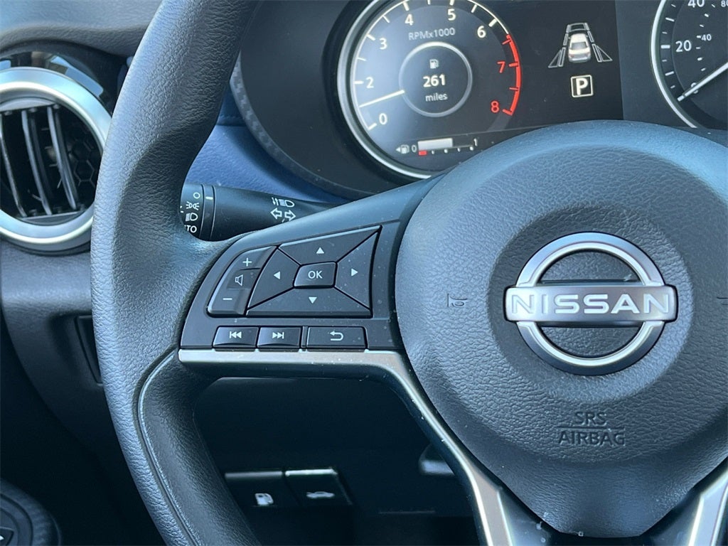 2025 Nissan Versa 1.6 SV / One Owner / Splash Guards