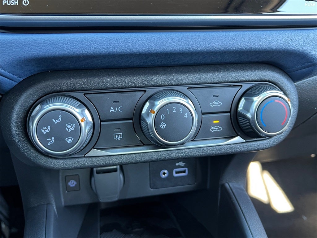 2025 Nissan Versa 1.6 SV / One Owner / Splash Guards