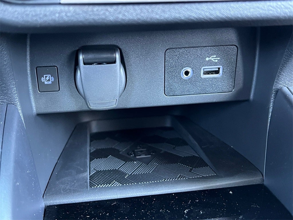 2025 Nissan Versa 1.6 SV / One Owner / Splash Guards