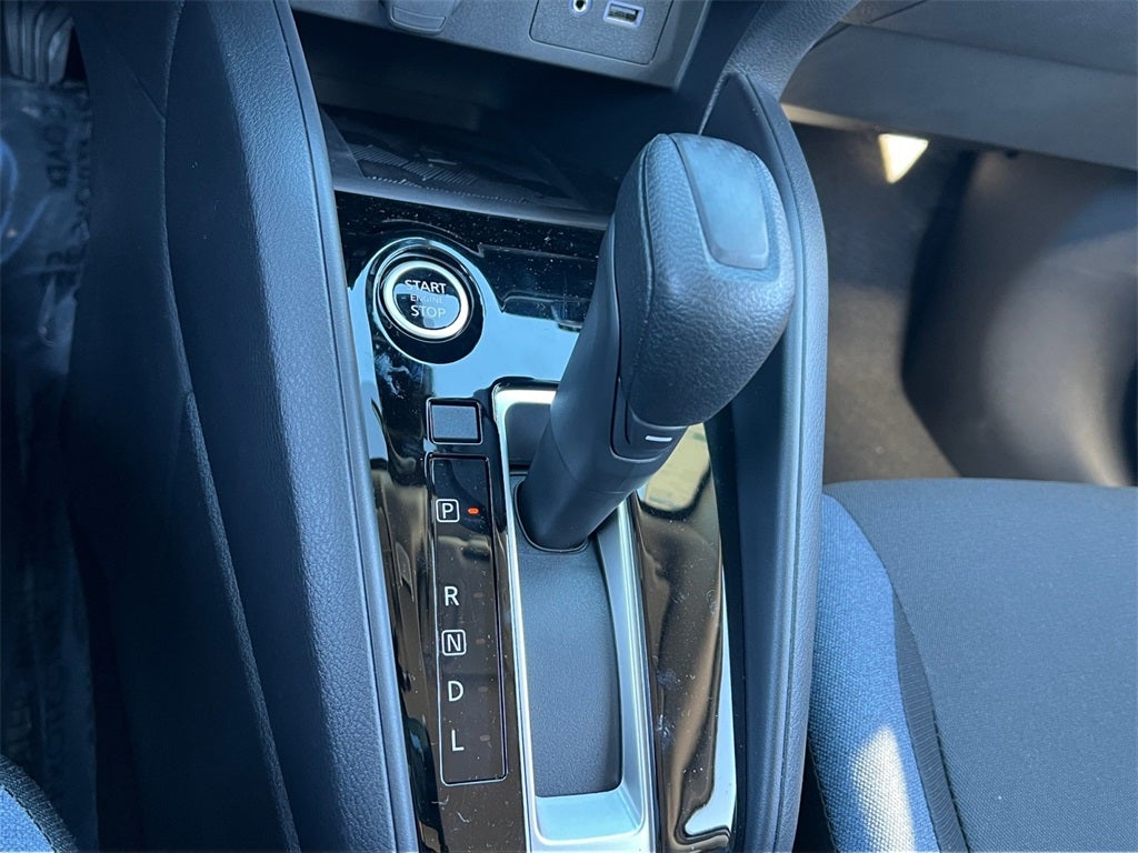 2025 Nissan Versa 1.6 SV / One Owner / Splash Guards