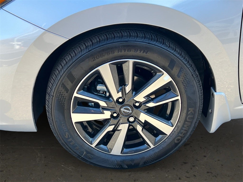 2025 Nissan Versa 1.6 SV / One Owner / Splash Guards