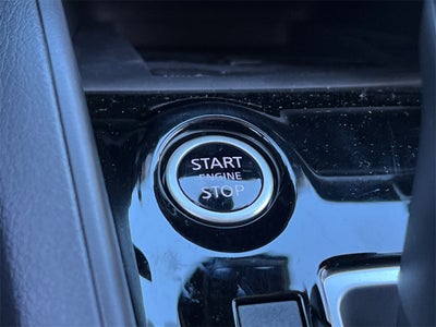 2025 Nissan Versa 1.6 SV / One Owner / Splash Guards