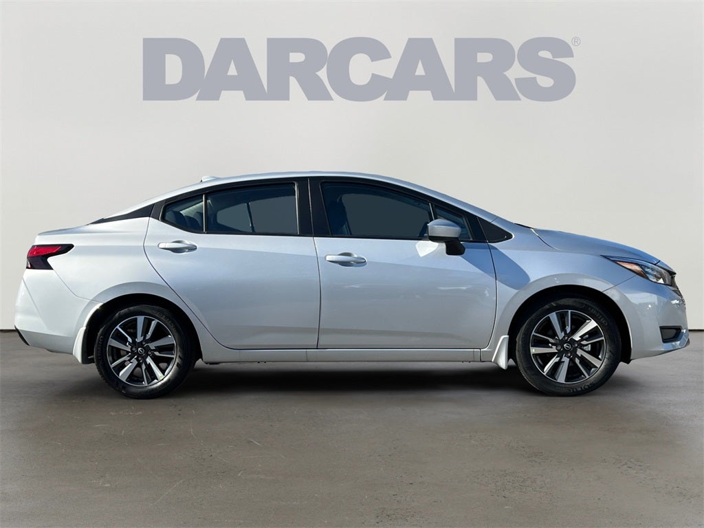 2025 Nissan Versa 1.6 SV / One Owner / Splash Guards