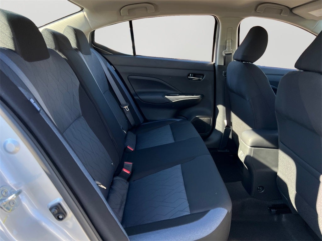 2025 Nissan Versa 1.6 SV / One Owner / Splash Guards