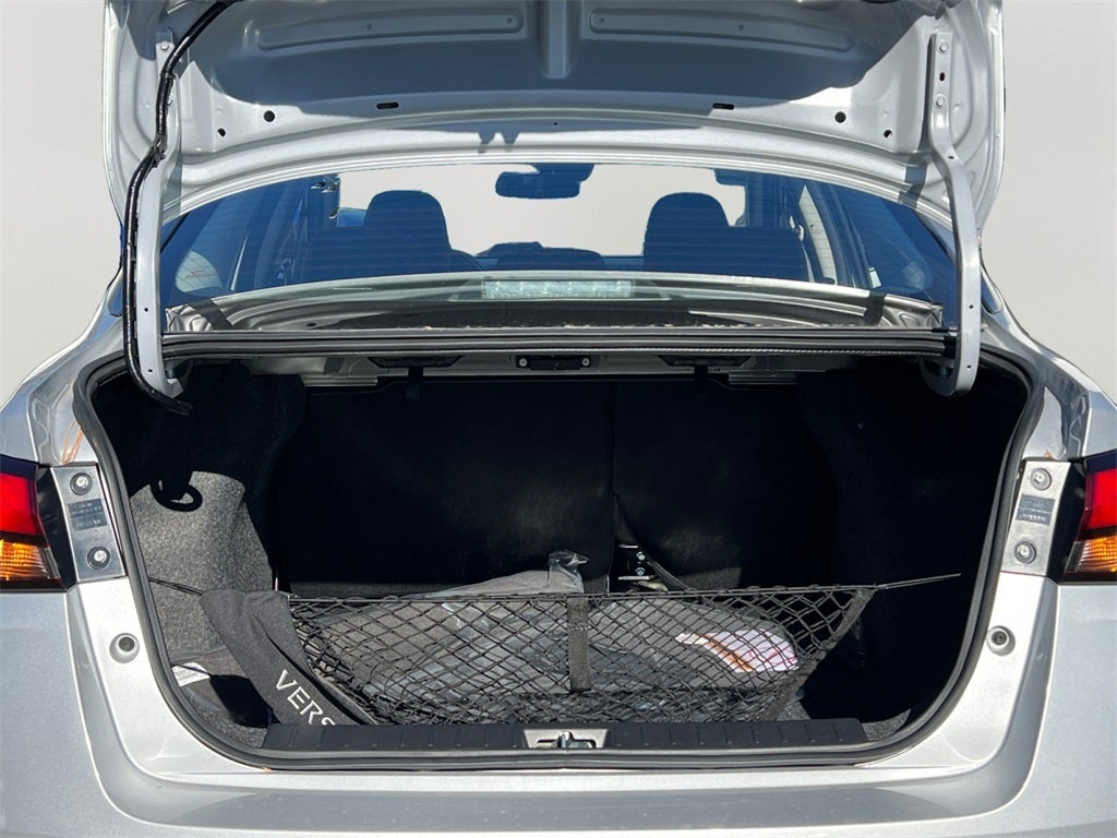 2025 Nissan Versa 1.6 SV / One Owner / Splash Guards