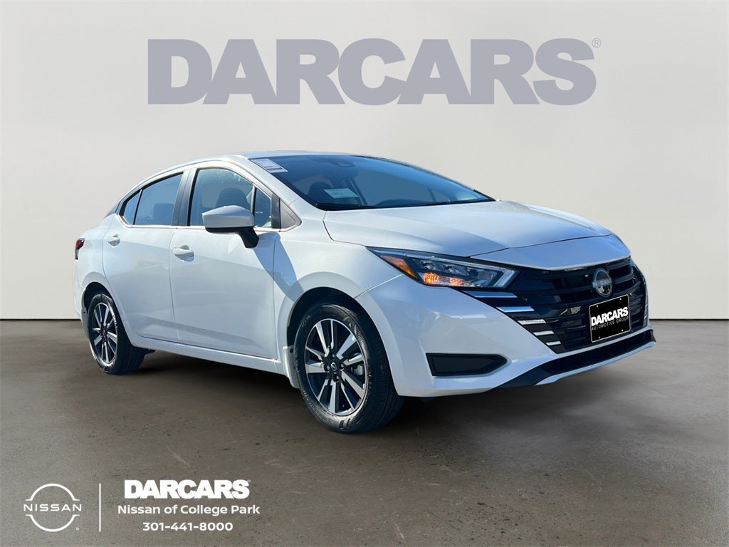 2025 Nissan Versa 1.6 SV / One Owner / Splash Guards
