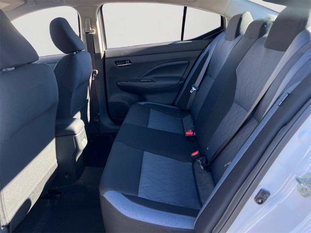 2025 Nissan Versa 1.6 SV / One Owner / Splash Guards