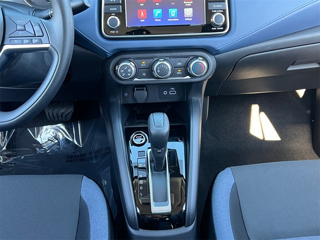 2025 Nissan Versa 1.6 SV / One Owner / Splash Guards