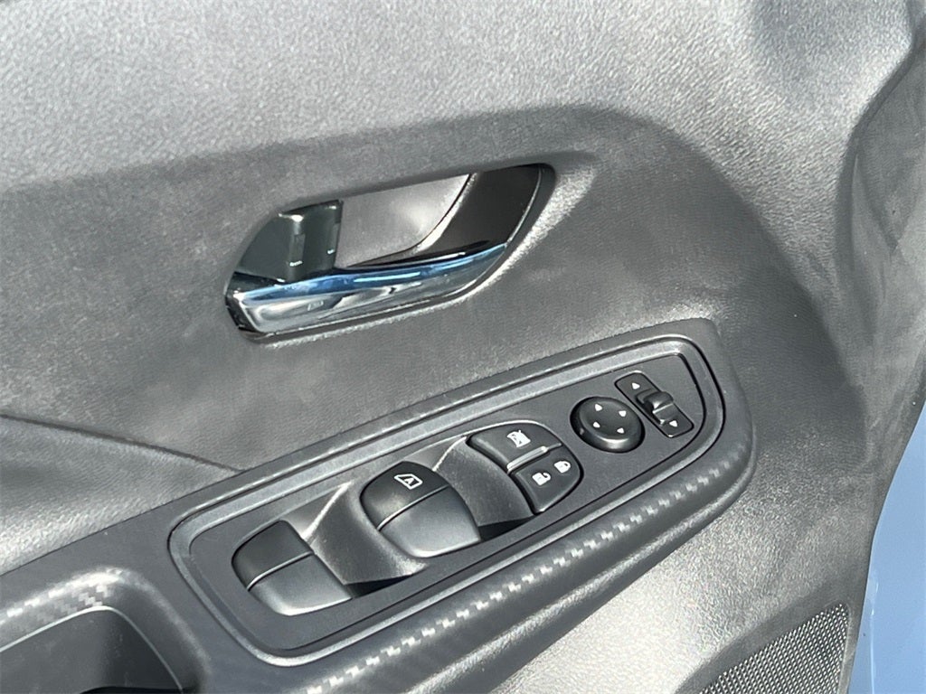 2025 Nissan Versa 1.6 SV / One Owner / Splash Guards