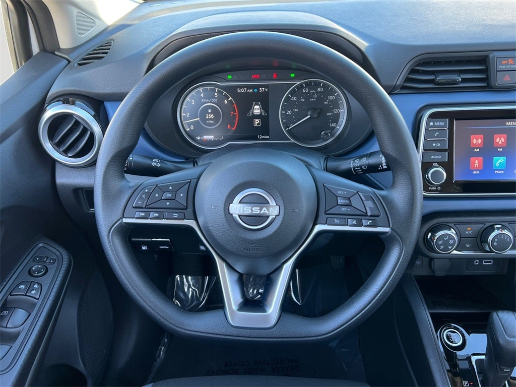 2025 Nissan Versa 1.6 SV / One Owner / Splash Guards