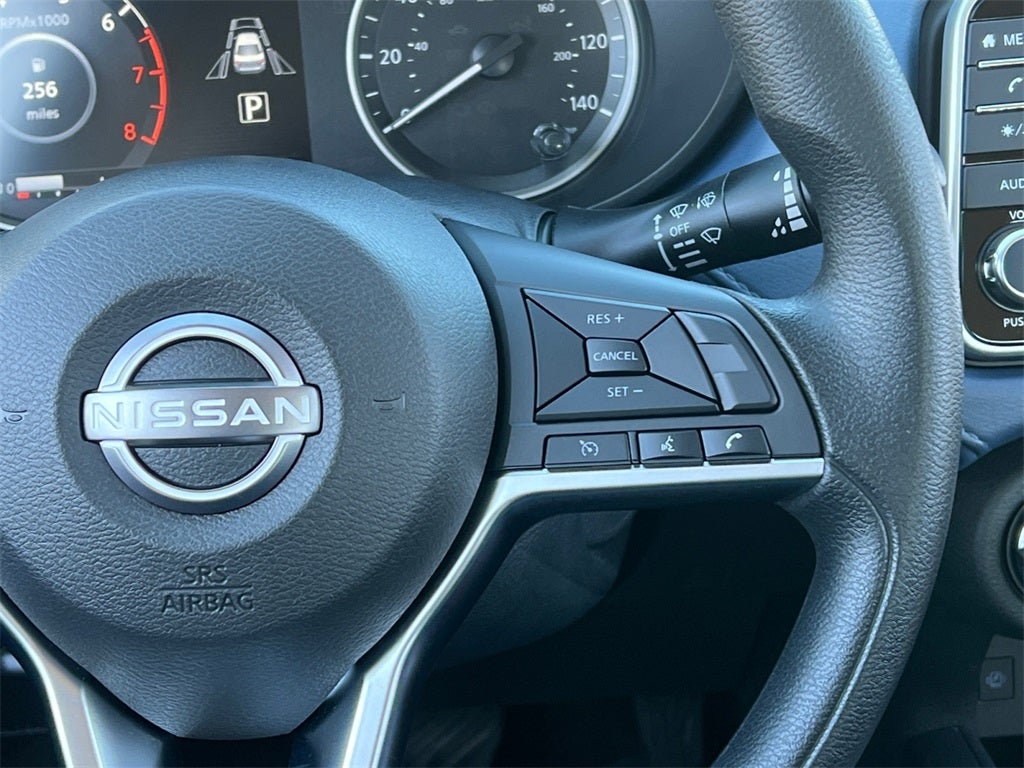 2025 Nissan Versa 1.6 SV / One Owner / Splash Guards