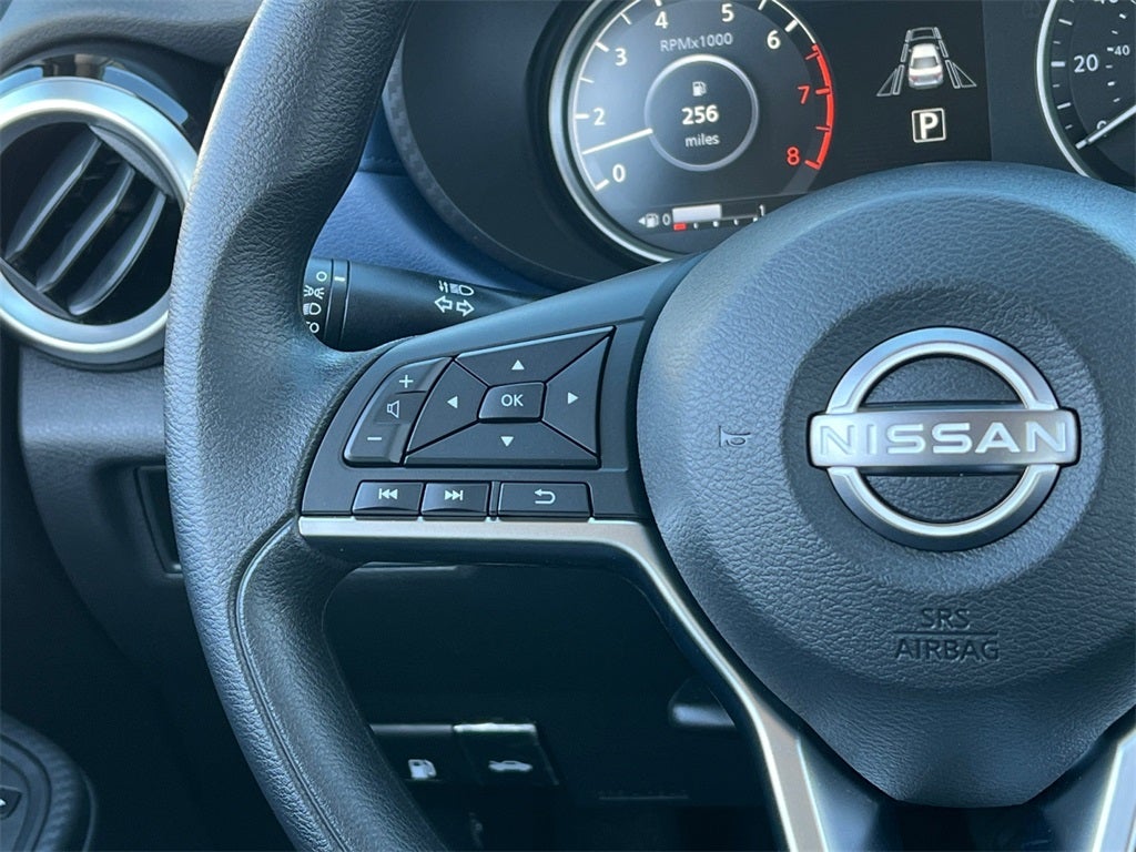 2025 Nissan Versa 1.6 SV / One Owner / Splash Guards