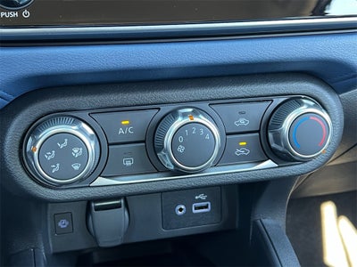 2025 Nissan Versa 1.6 SV / One Owner / Splash Guards