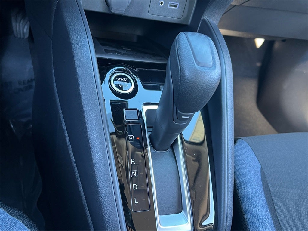 2025 Nissan Versa 1.6 SV / One Owner / Splash Guards