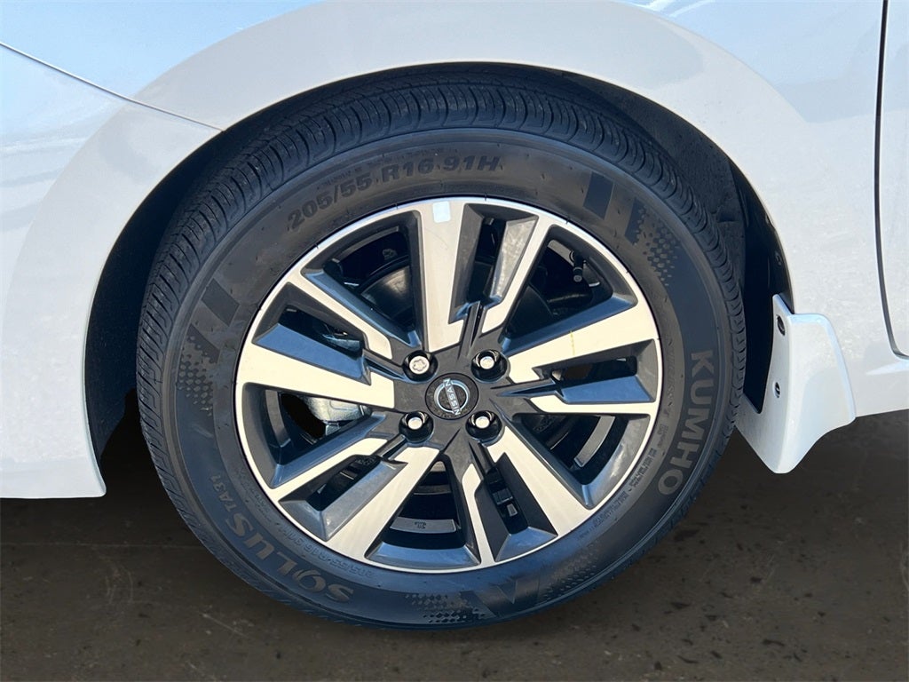 2025 Nissan Versa 1.6 SV / One Owner / Splash Guards