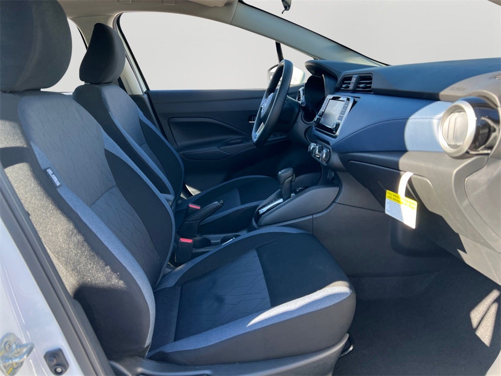 2025 Nissan Versa 1.6 SV / One Owner / Splash Guards