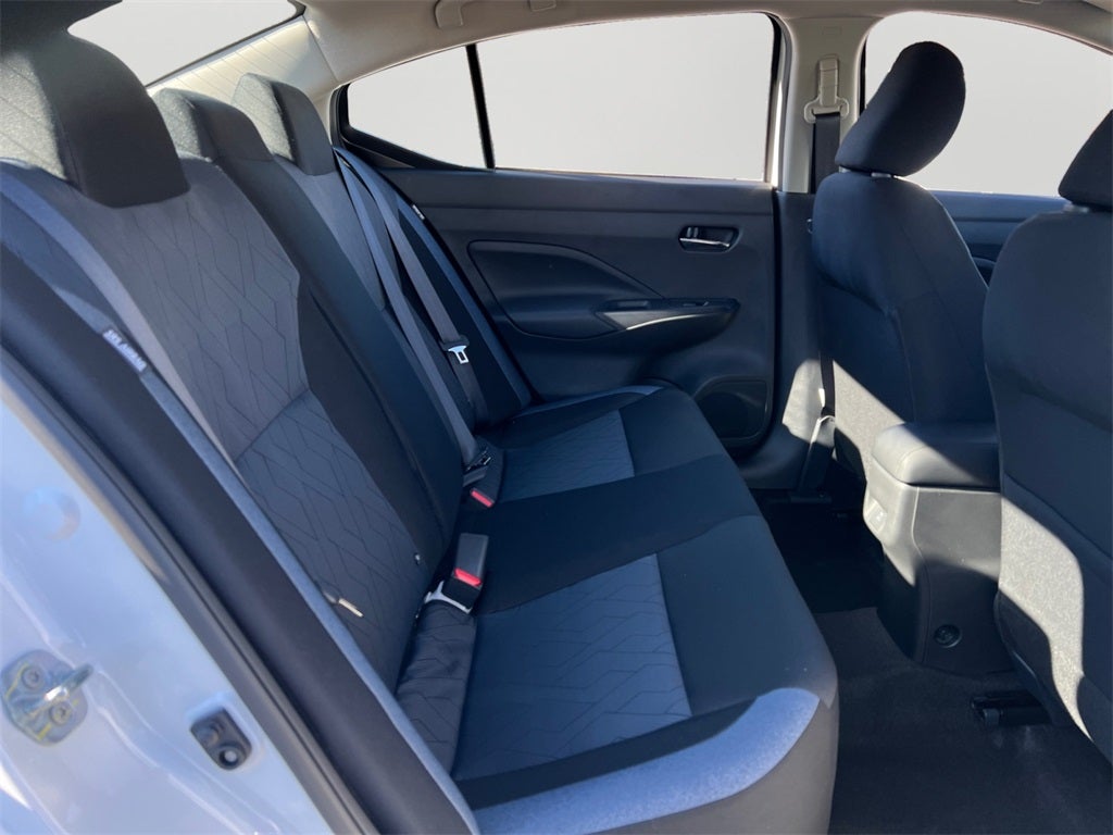 2025 Nissan Versa 1.6 SV / One Owner / Splash Guards