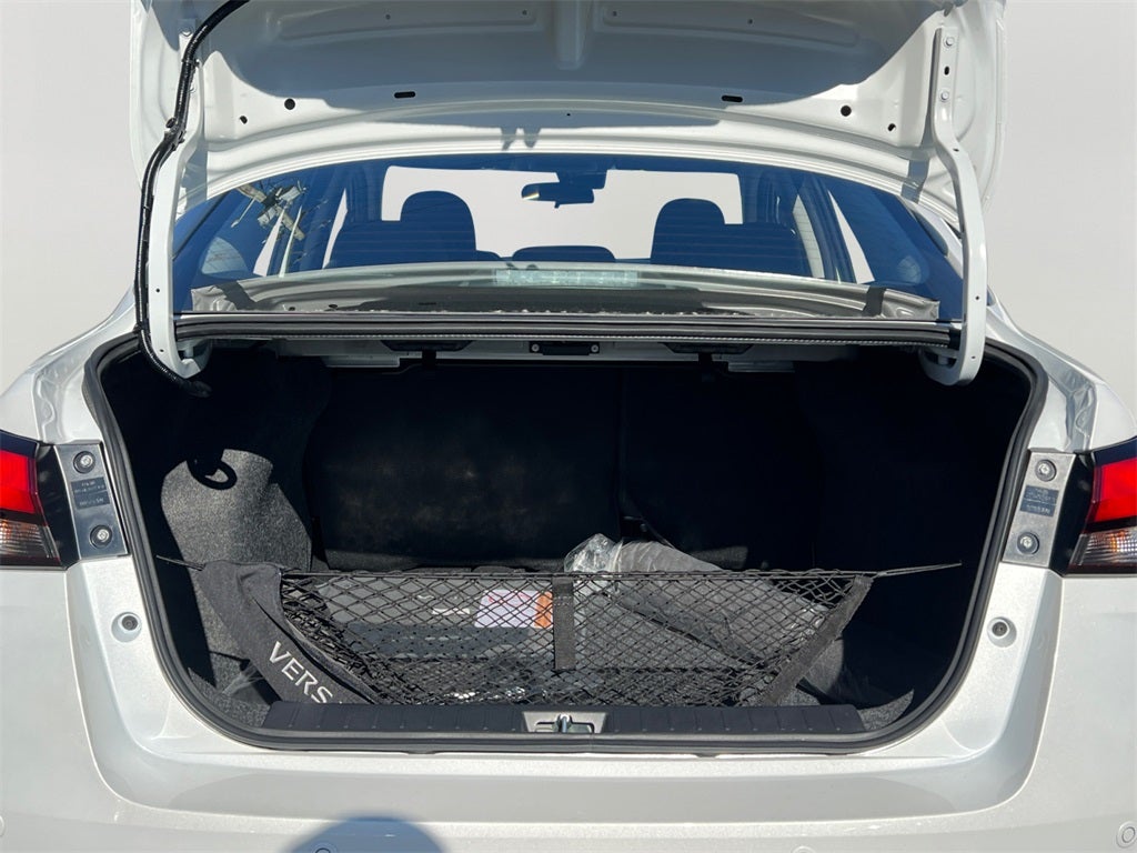 2025 Nissan Versa 1.6 SV / One Owner / Splash Guards