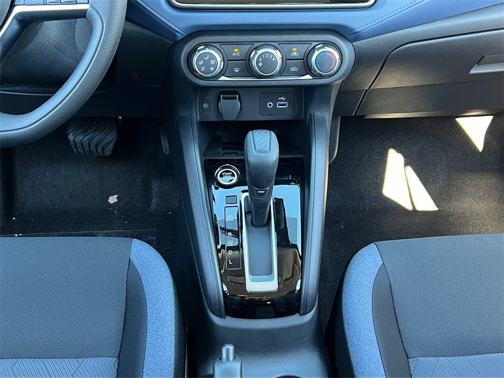 2025 Nissan Versa 1.6 SV / One Owner / Splash Guards