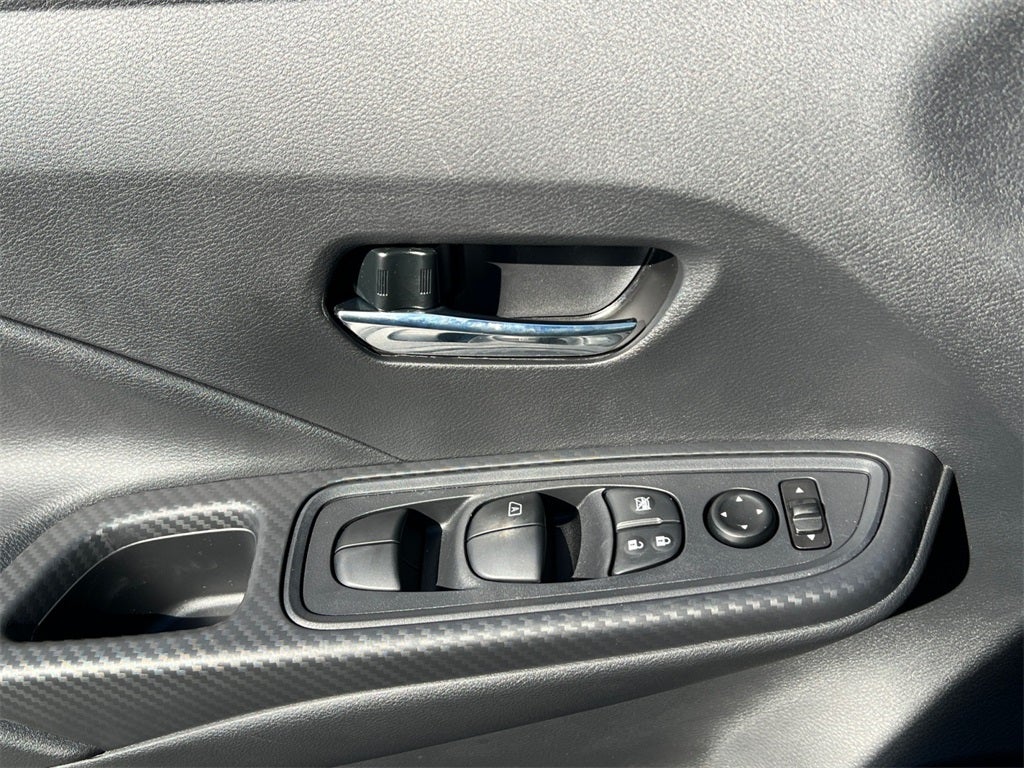 2025 Nissan Versa 1.6 SV / One Owner / Splash Guards