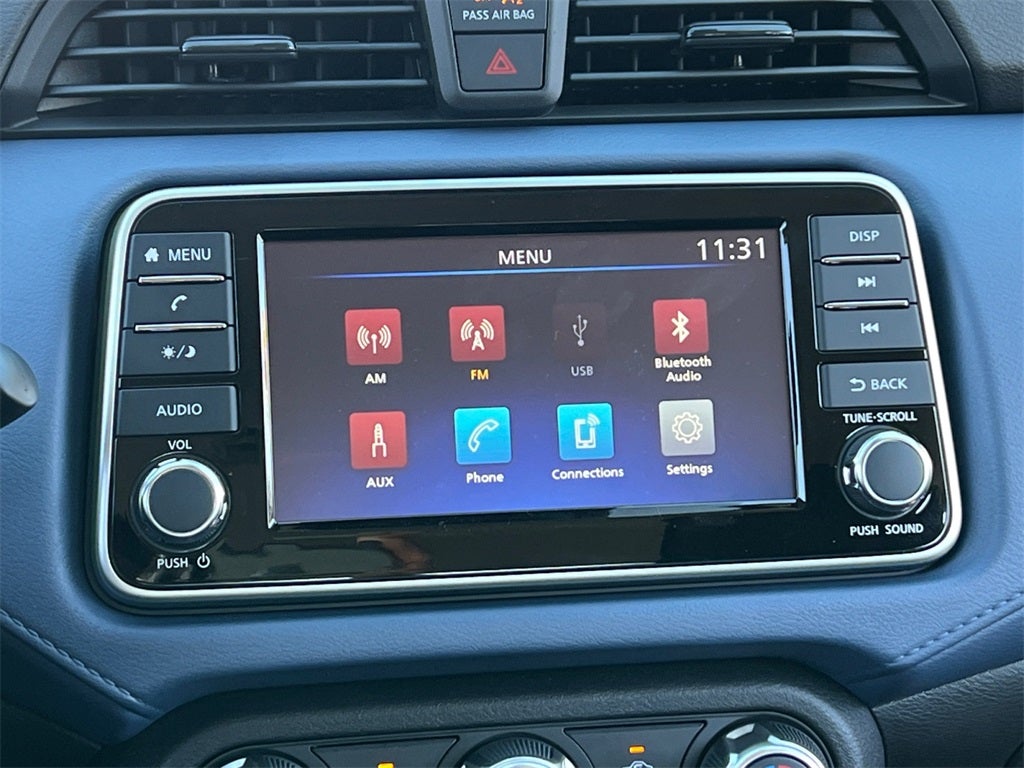 2025 Nissan Versa 1.6 SV / One Owner / Splash Guards