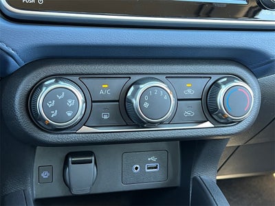 2025 Nissan Versa 1.6 SV / One Owner / Splash Guards