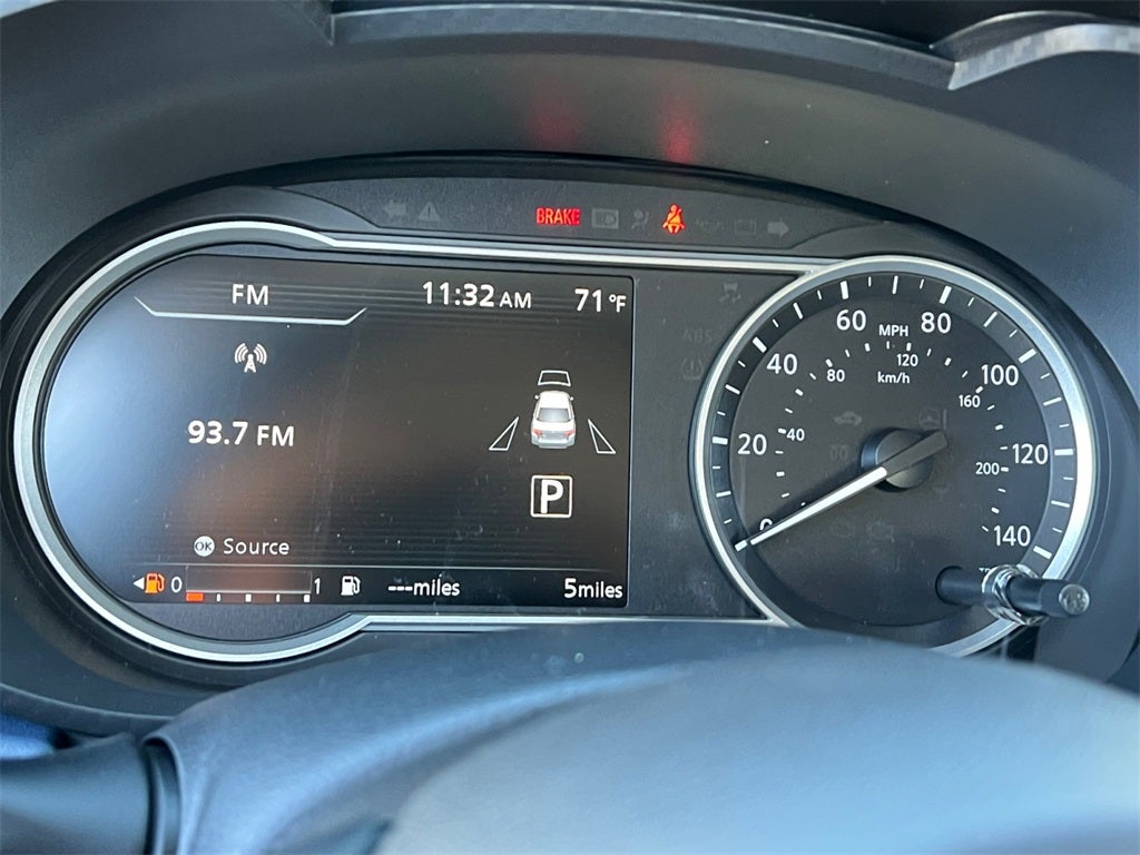 2025 Nissan Versa 1.6 SV / One Owner / Splash Guards