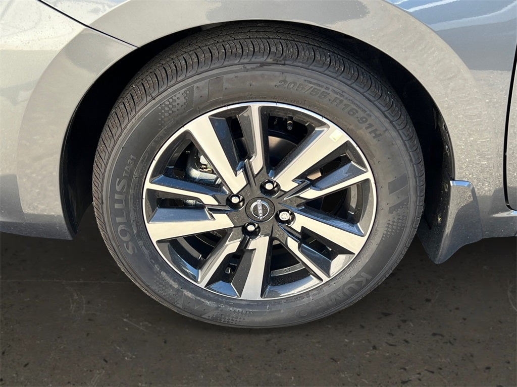 2025 Nissan Versa 1.6 SV / One Owner / Splash Guards