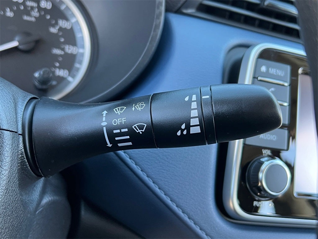 2025 Nissan Versa 1.6 SV / One Owner / Splash Guards