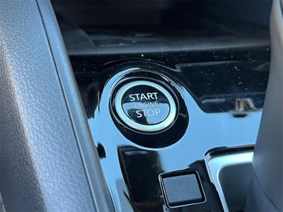 2025 Nissan Versa 1.6 SV / One Owner / Splash Guards